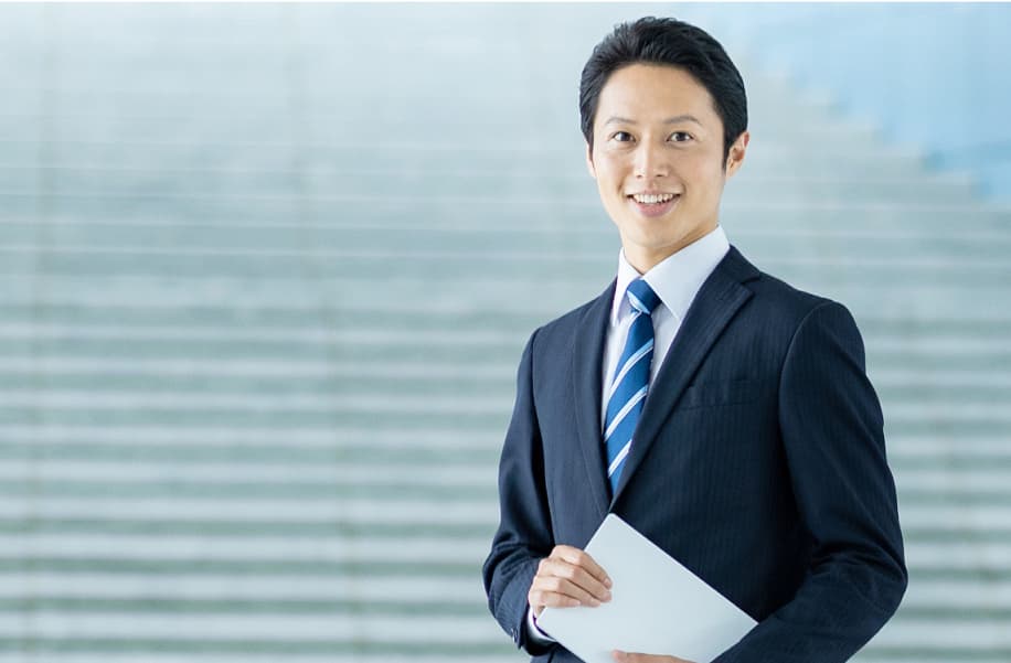 スーツ姿で立つ男性